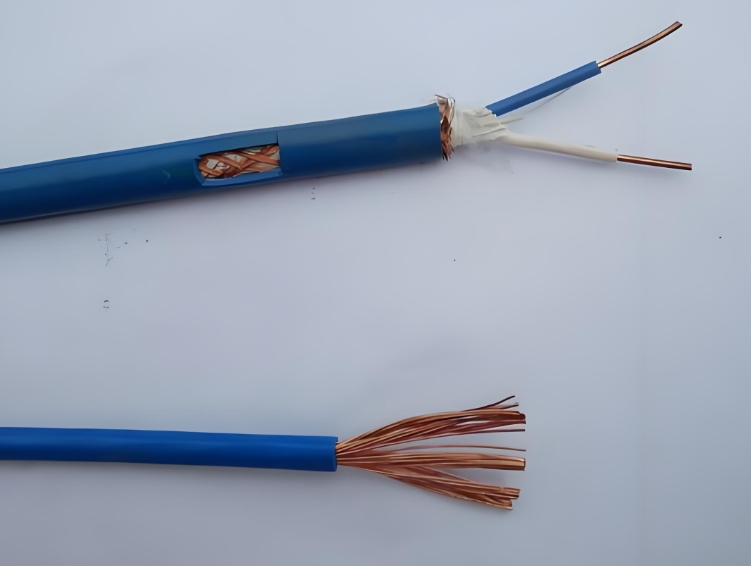 導(dǎo)體是電纜中的關(guān)鍵部件，它承載和傳輸電流.jpg